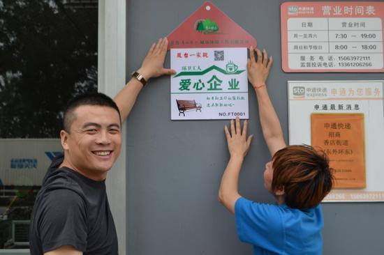 澳門天天好掛牌正版和環(huán)衛(wèi)工臺風(fēng)天清樹枝與臺風(fēng)天的環(huán)衛(wèi)工人